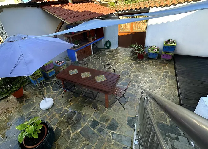 Dom wakacyjny Renovated Old Manor House With Yard *