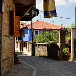 Case de vacanță Renovated Old Manor House With Yard Arnaía