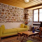 Renovated Old Manor House With Yard Case de vacanță