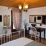 Renovated Old Manor House With Yard Case de vacanță Arnaía