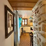 Renovated Old Manor House With Yard Case de vacanță Arnaía